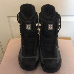5150 Men’s Snow Boarding Boots Size 9